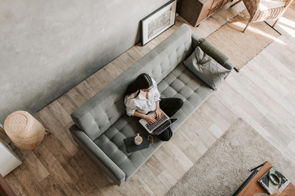 Woman working calmly on a laptop at home, representing daily habits for a calm and productive life.